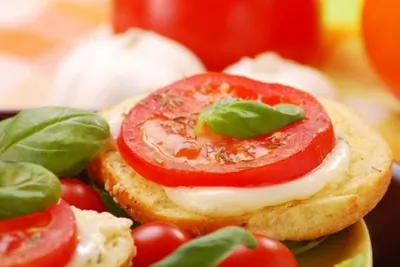 Гренки с козьим сыром и соусом