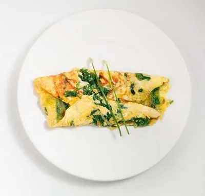 Омлет с зеленым луком и зеленым сыром