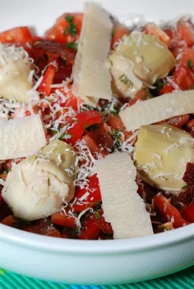 Поджаренные томаты с артишоками и хрустящим пармезаном