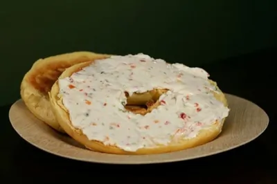 Паштет из копченого лосося с поджаренными ржаными багелями