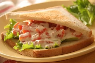 Тосты с креветками и огуречным соусом