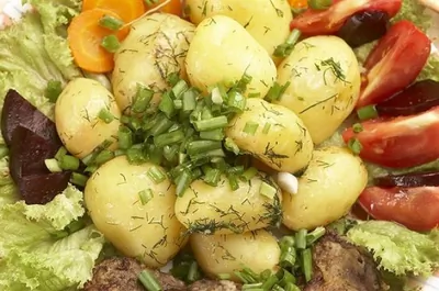 Молодой картофель с зеленым луком