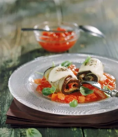 Рулеты из баклажана и моцареллы с приправой из рукколы