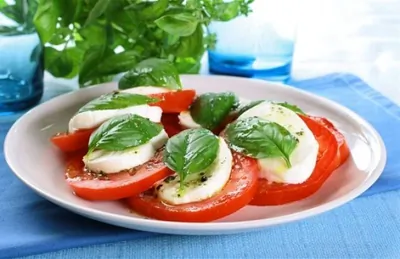 Помидоры с базиликом и моцареллой