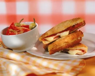 Сэндвич с перцем и моцареллой