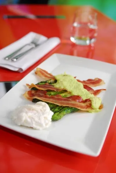 Спаржа, запеченная с пармезаном, яйцами пашот и прошутто