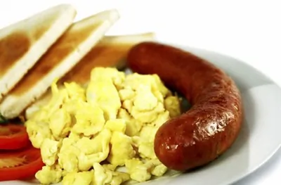 Болтунья на тосте с колбасками