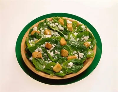 Салат «Цезарь» с приправленными зеленью крутонами