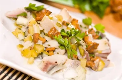 Салат грибной с сельдью