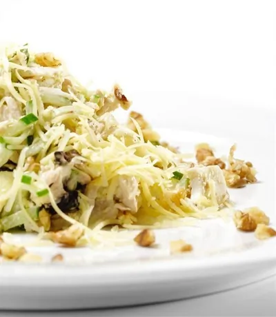 Куриный салат с орехами