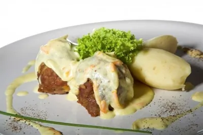 Мясные шарики в сырном соусе