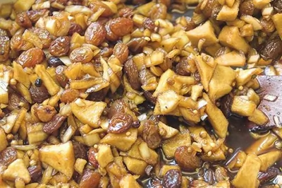 Яблочный чатни со специями и изюмом