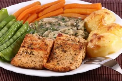 Медальоны из лосося в яйце и сухарях