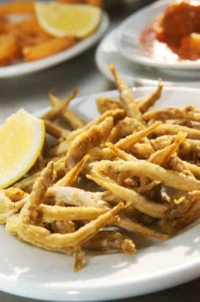 Сардины, жаренные в яйце