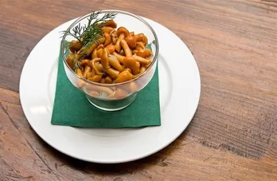 Маринованные опята с пряностями