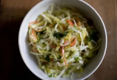 Салат из капусты, яблок, сладкого перца и семян подсолнечника