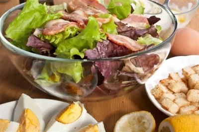 Салат с яйцом и беконом