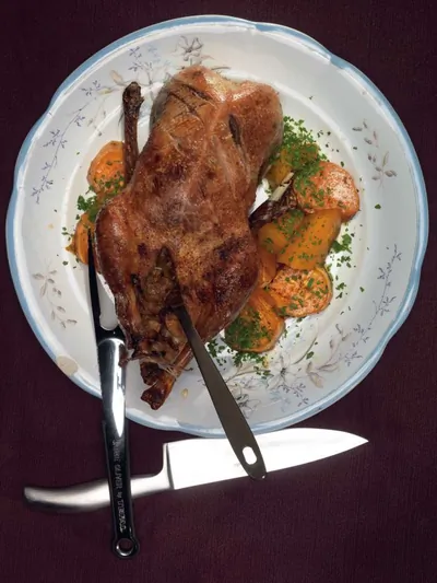 Гусь с яблочным чатни с печеными овощами