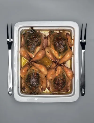 Цыплята со сливочным маслом, чесноком и петрушкой