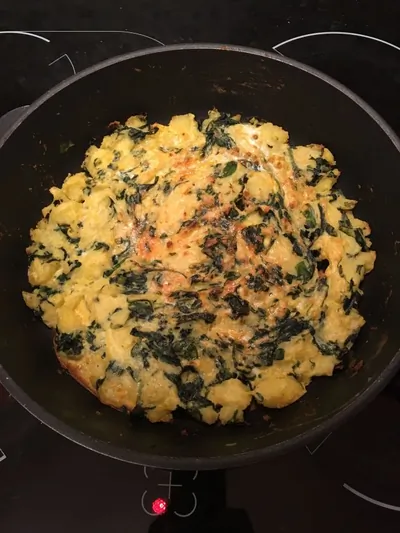 Картофельная запеканка с чесноком и шпинатом