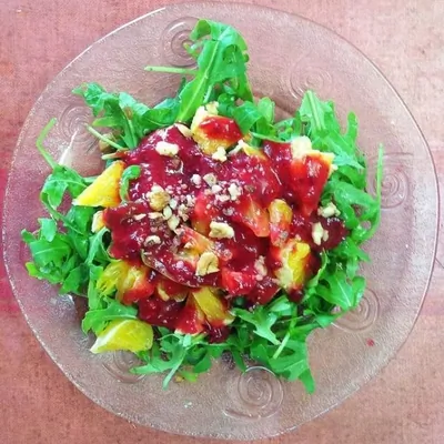 Салат с апельсином и рукколой с клюквенной заправкой
