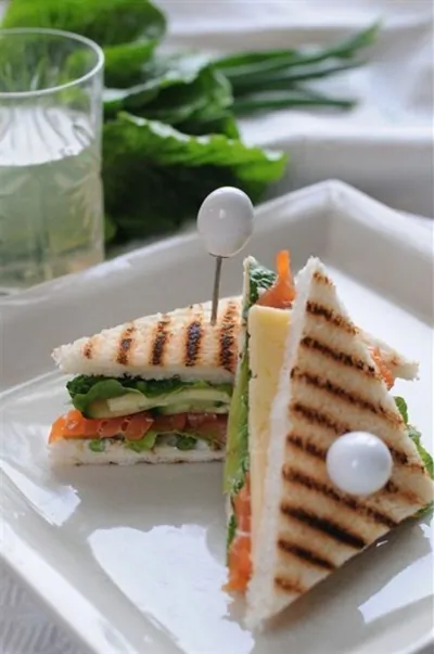 Клаб-сэндвич с сыром и рыбой