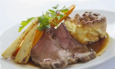 Жареная говядина на йоркширском пудинге с кремом из хрена
