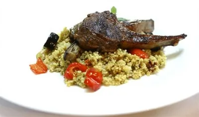 Котлеты из баранины со специями, обрамленные кускусом