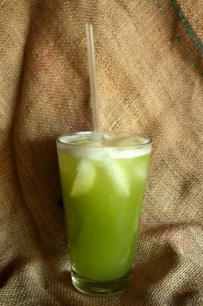 Свежевыжатый сок из яблока, сельдерея и мяты