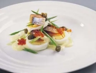 Слоеный салат из норвежской сельди, яиц и каперсов