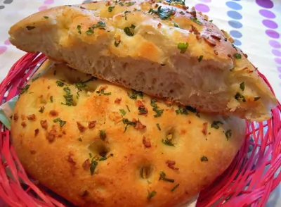 Фокачча с чесноком и розмарином