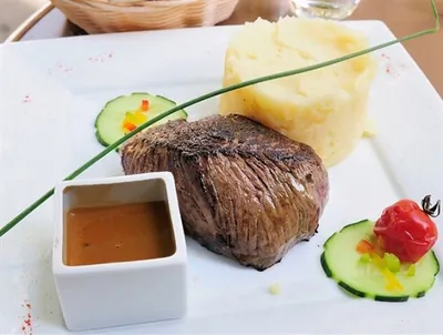 Говяжье филе с перцем и соусом из портвейна