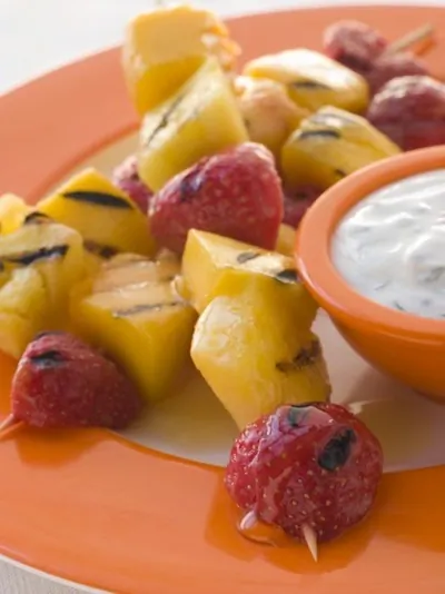 Шашлык из фруктов с лаймовым сиропом