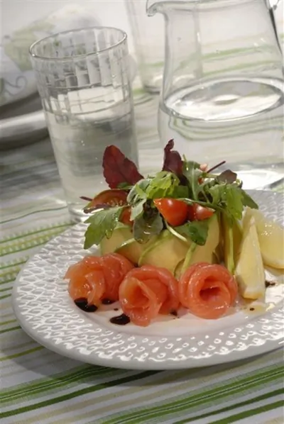 Салат из рукколы, мангольда и семги