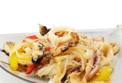 Салат с рисовой лапшой