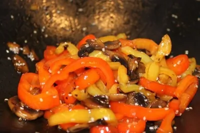 Грибы с овощами жареные в воке
