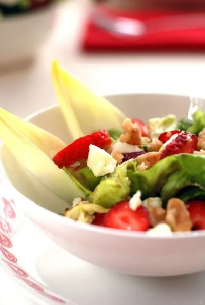 Зеленый салат с клубникой, фетой и грецкими орехами