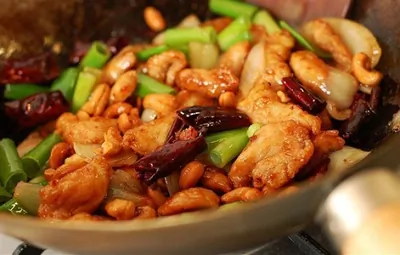 Жареная курица с кешью и овощами