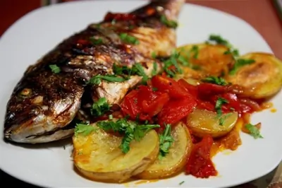 Дорада на помидорах с картофелем