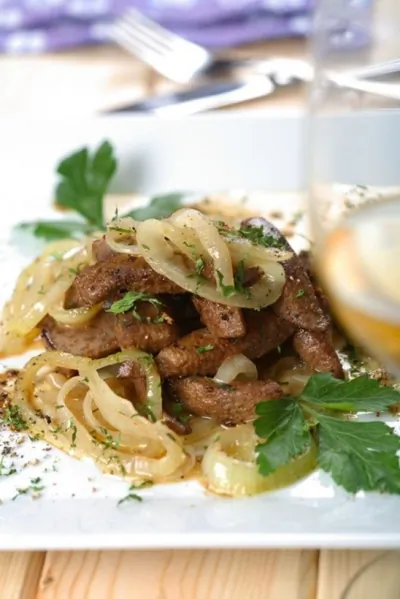 Печеное говяжье филе с карамелизованным луком и кремом из хрена