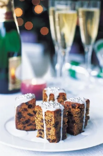 Креольский рождественский пирог с фруктами и виски