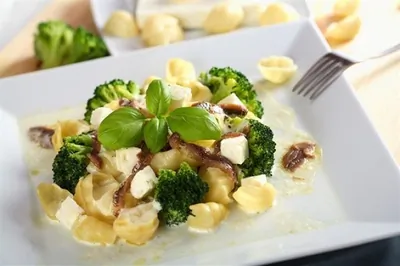 Соте из анчоусов с брокколи