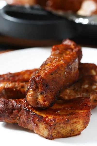 Свиной окорок, запеченный с соусом барбекю и луком