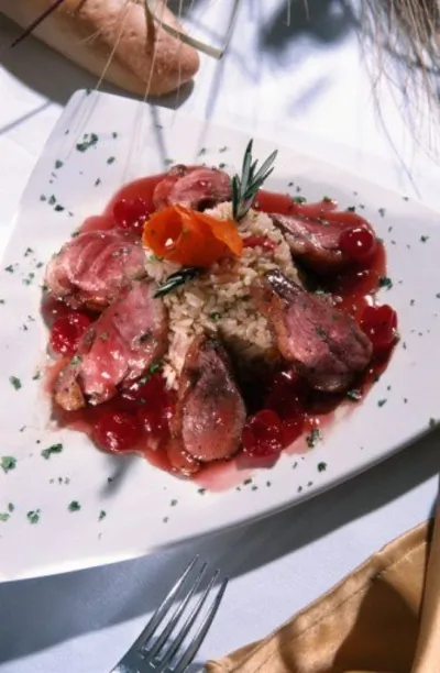 Утка с соусом из сушеной вишни, куриных потрошков и портвейна