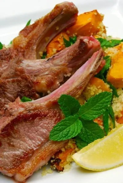 Бараньи котлеты в травах с лимонным кускусом