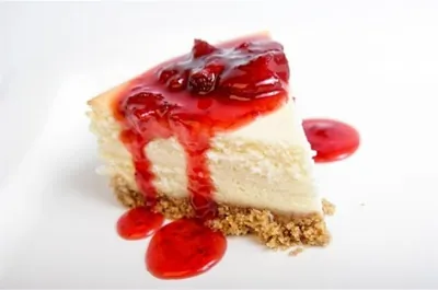 Чизкейк с клубничным соусом
