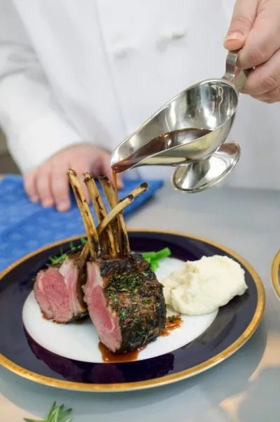 Запеченая баранина с корочкой из трав