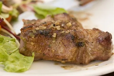 Говяжьи стейки с лимонным соком и травами