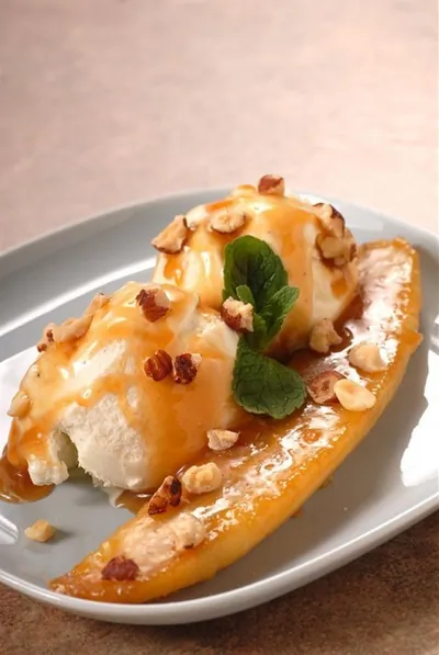 Карамелизованные бананы с ромовым соусом и орехами