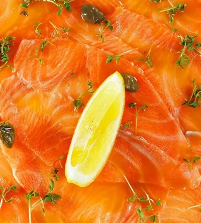 Карпаччо из лосося с каперсами